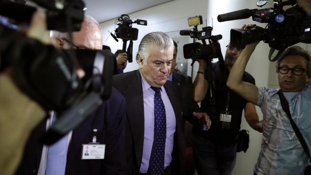 Luis Bárcenas a la salida de su comparecencia ante la comisión de investigación