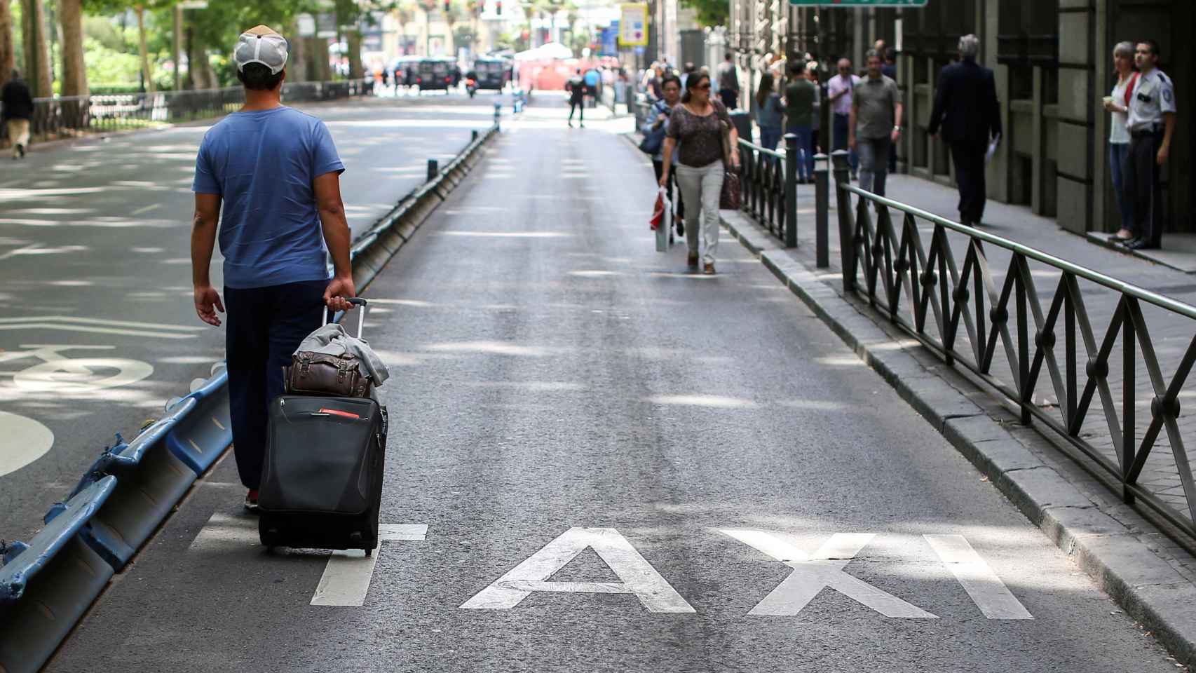 Un hombre busca un taxi en Madrid.