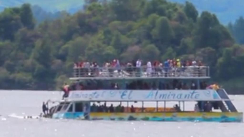 Momento del naufragio de la embarcación en el embalse