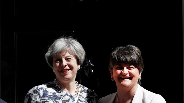 May y Arlene Foster este lunes frente a Downing Street