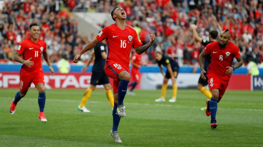 Martin Rodriguez celebra un gol de Chile ante Australia.