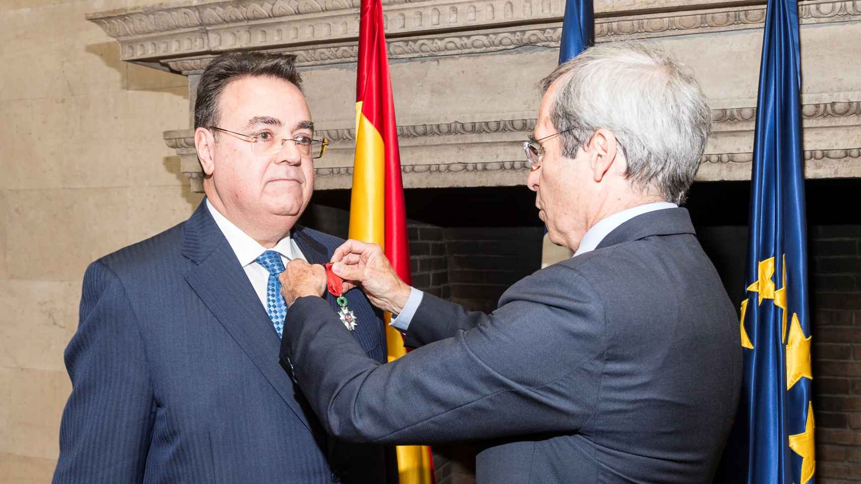 El embajador de Francia impone a Antonio Llardén (izq.) la insignia de Caballero de la Legión de Honor.