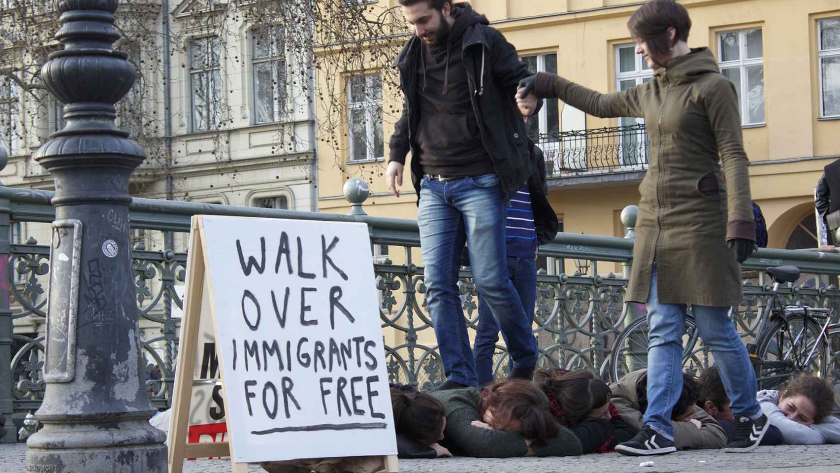 Performance Camina sobre inmigrantes gratis