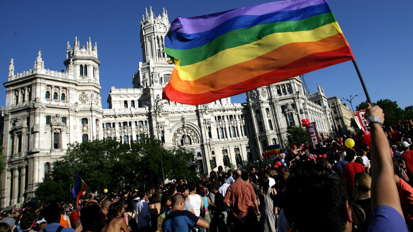 Una ondea arcoiris ondea durante la manifestación del orgullo gay en 2016