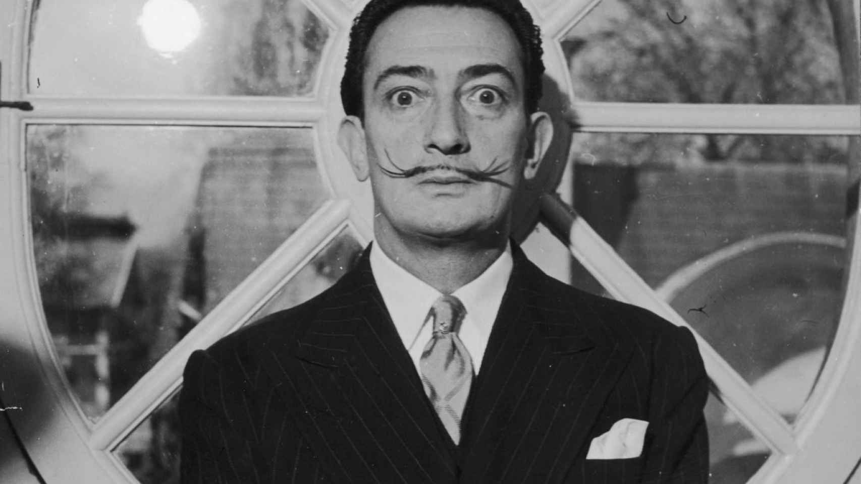 El artista Salvador Dalí, con su característico bigote.