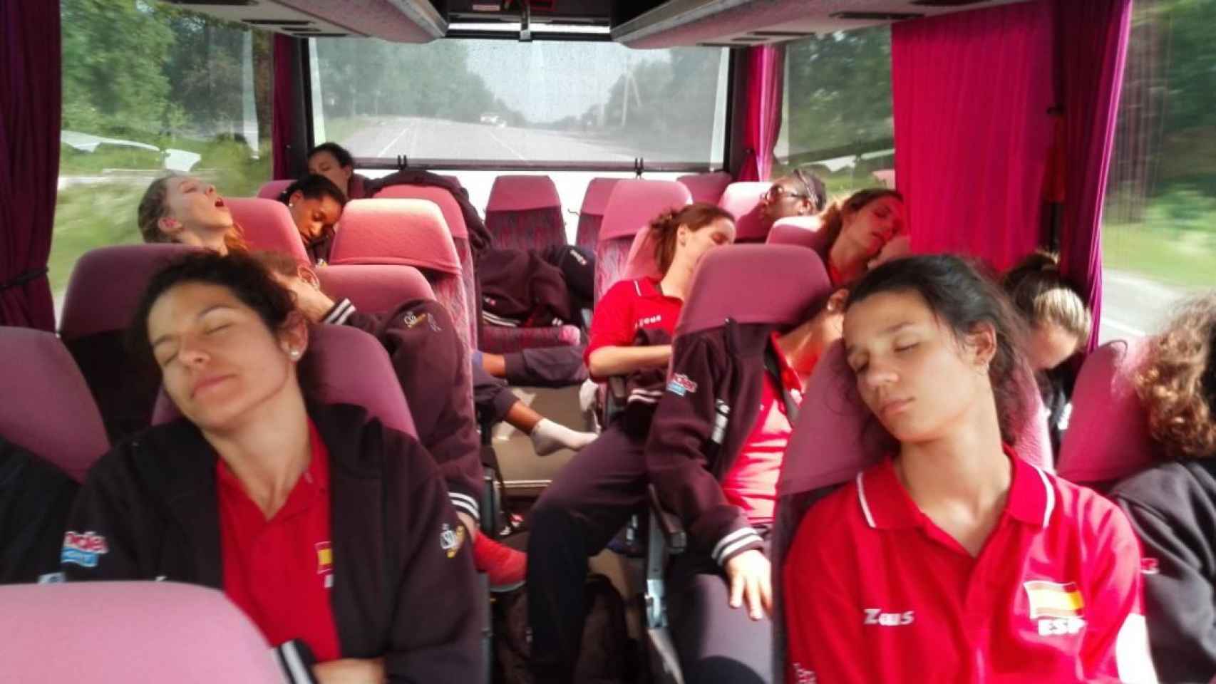 La selección española de voleibol, durante el viaje.