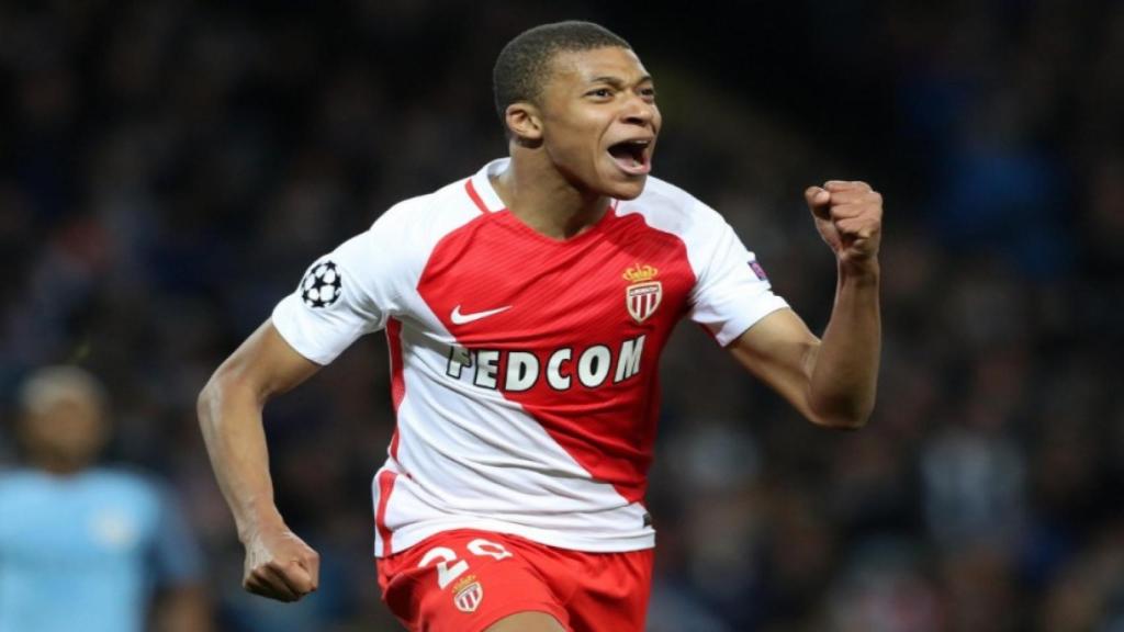 Mbappé con la elástica del Mónaco.