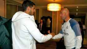 Zidane y Morata se saludan