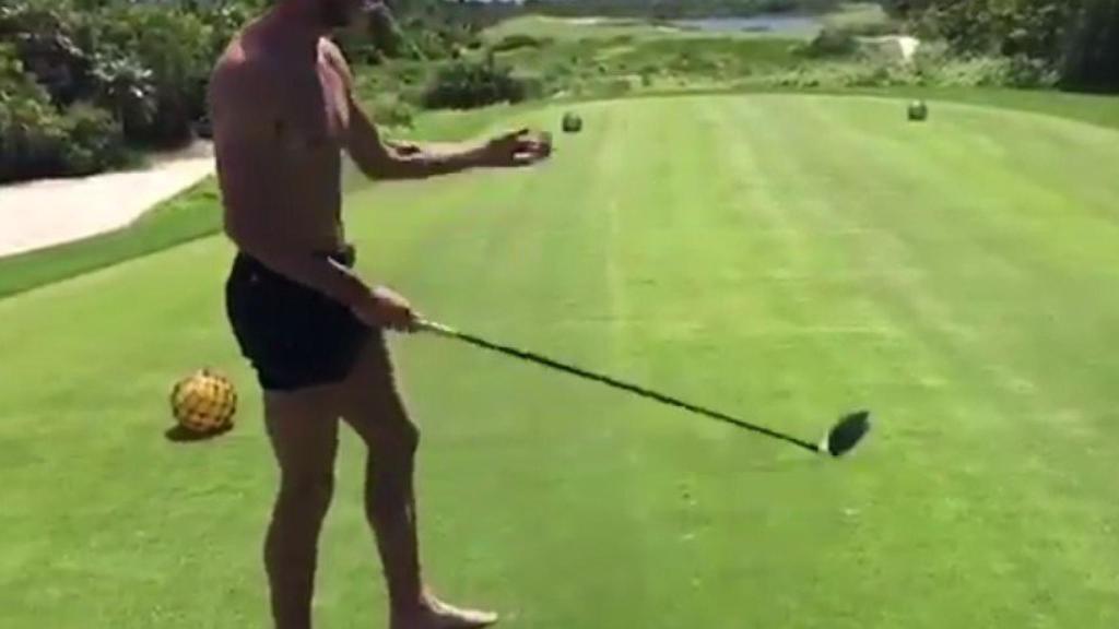 Bale jugando al golf