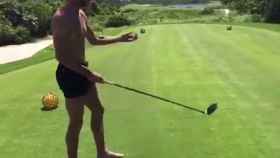 Bale jugando al golf