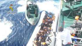 Rescate de 133 personas de una embarcación neumática en las costas de Libia.