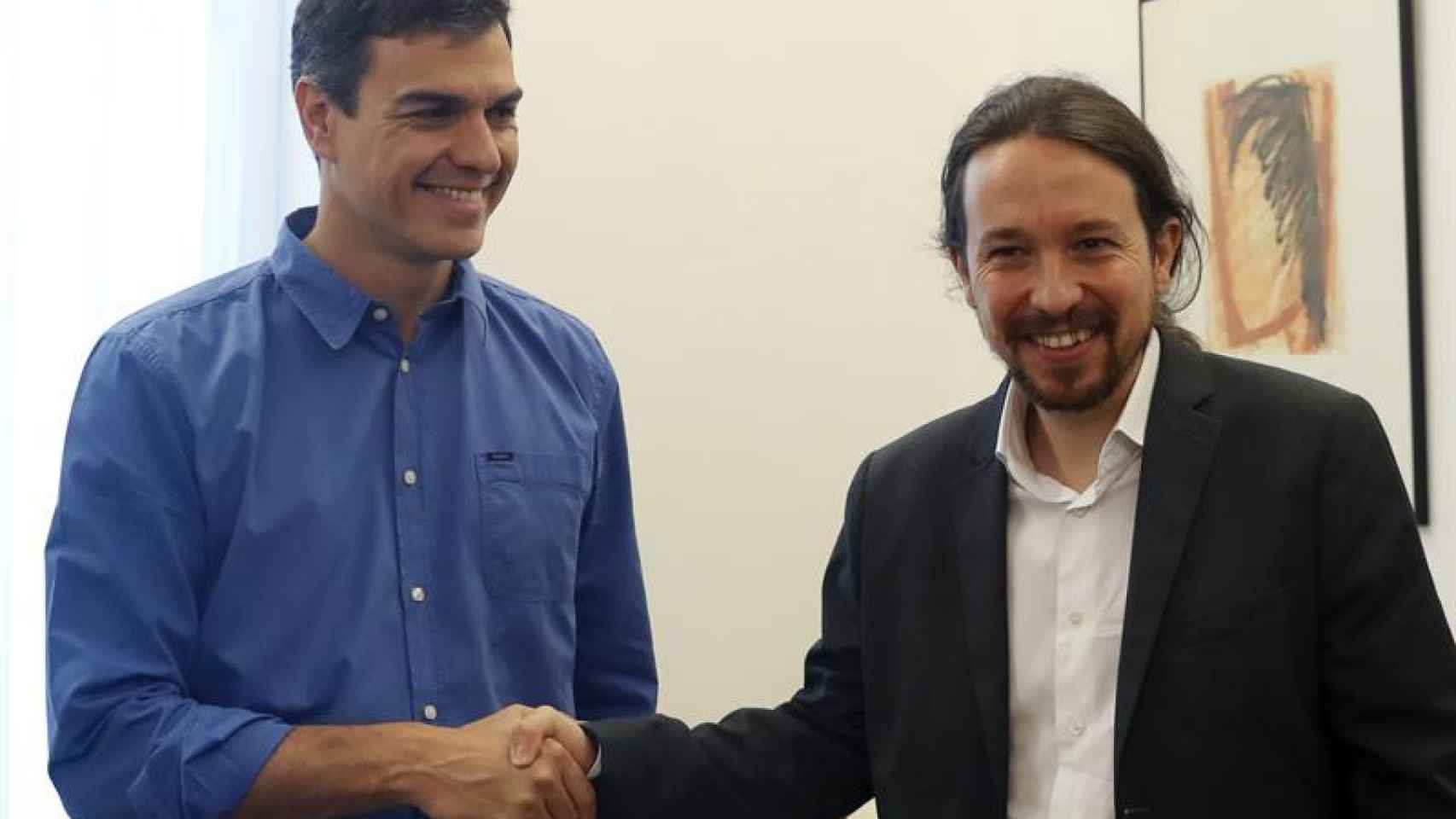 Sánchez e Iglesias estrechan sus manos este martes.