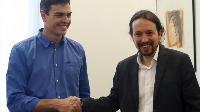 Sánchez e Iglesias estrechan sus manos este martes.