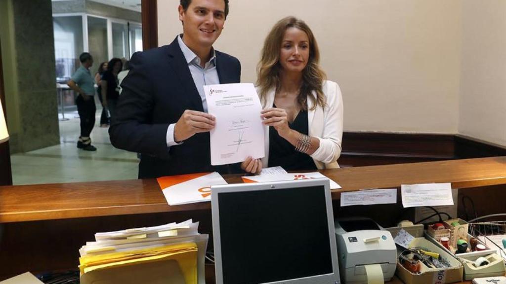 Rivera y Patricia Reyes registran la ley de la maternidad subrogada en el Congreso.