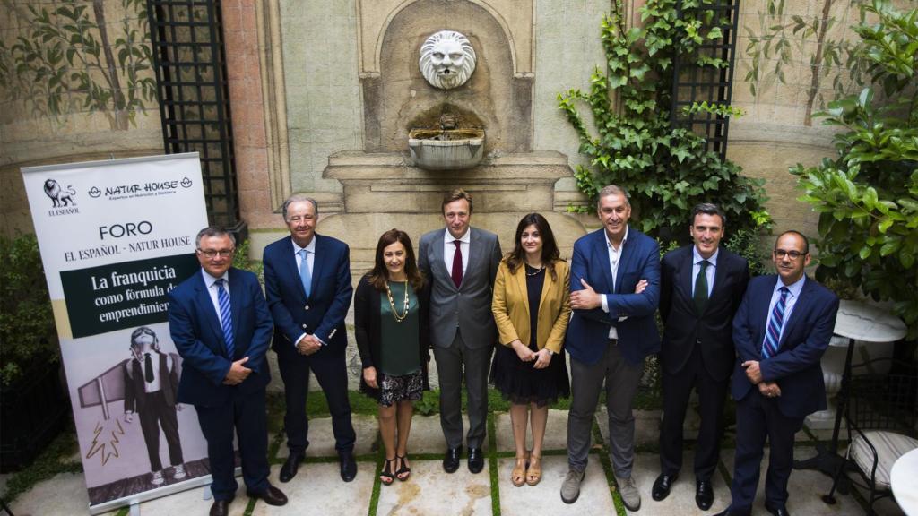 Foto de familia en el Jardín del Hotel Orfila. De izquierda a derecha: John Müller, Adjunto al Director de EL ESPAÑOL; Eduardo Abadía, Director Ejecutivo de la Asociación Española de Franquiciadores (AEF); María José de Cachavera, Franquiciada Natur House; Juan Miguel Pérez-Ilzarbe, Director Internacional de Natur House; María José Burgos García, Subdirectora General de Comercio Interior del Ministerio de Economía y Competitividad; Andrea Lazzari, Presidente de Best Franchisee of the world España; Álvaro Mendiola, Socio de Cuatrecasas Gonçalves Pereira y José de la Torre, Responsable de Franquicias de España de BBVA .