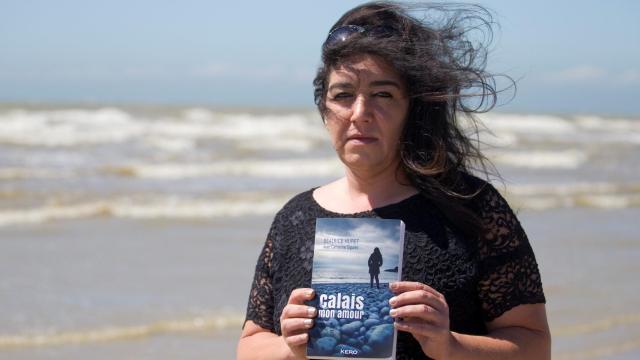 Béatrice Huret con el libro 'Calais mon amour'