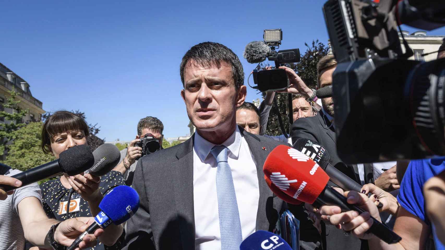 Manuel Valls llegando a la Asamblea Nacional en París (Francia).