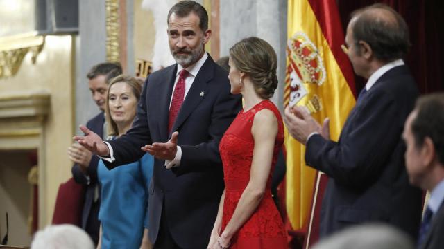 El rey Felipe VI, junto a la reina Letizia este miércoles en el Congreso.