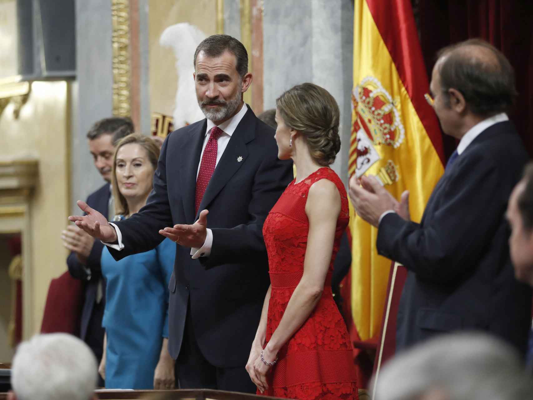 El rey Felipe VI, junto a la reina Letizia este miércoles en el Congreso.