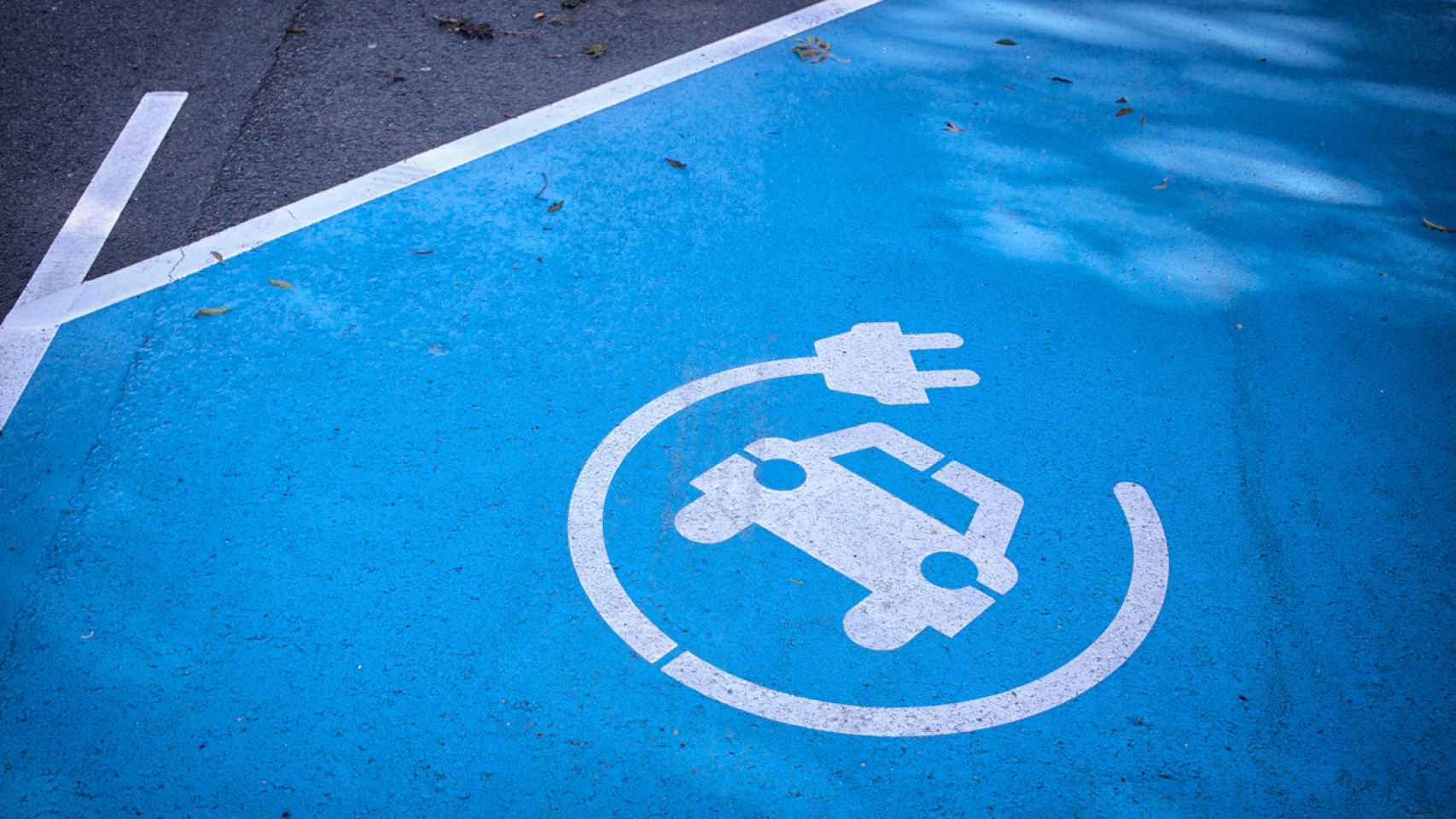 El coche eléctrico ofrece grandes ventajas, como su aparcamiento gratuito en zonas azules y verdes.