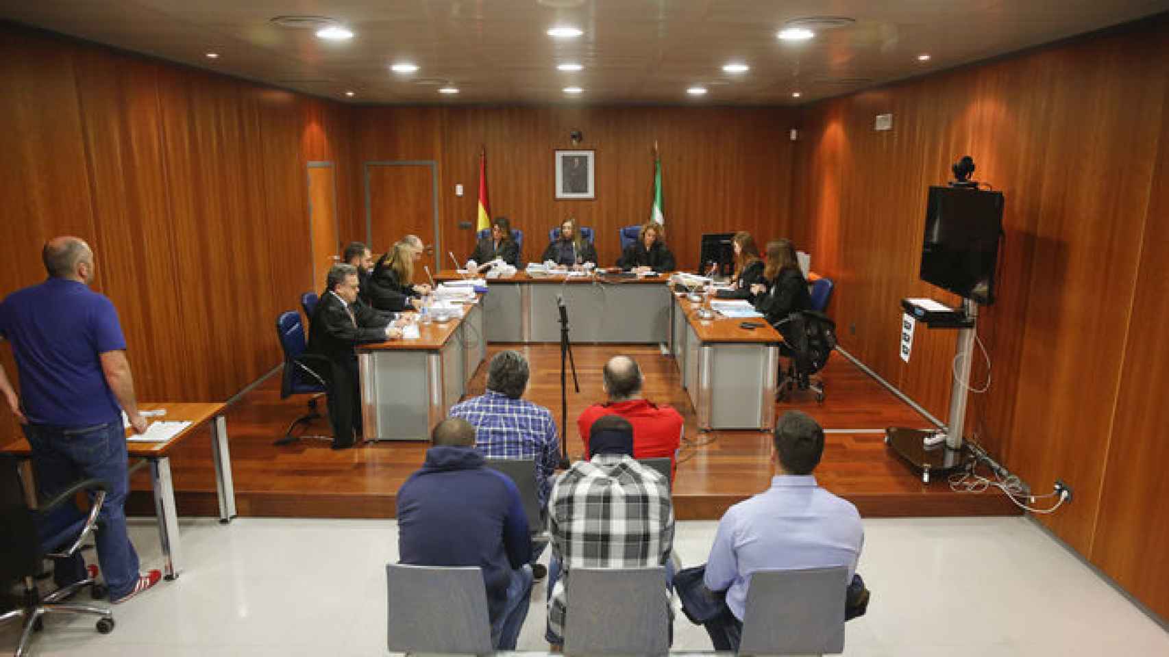 Los cinco absueltos, durante una de las sesiones del juicio celebrado en la Audiencia provincial de Málaga.