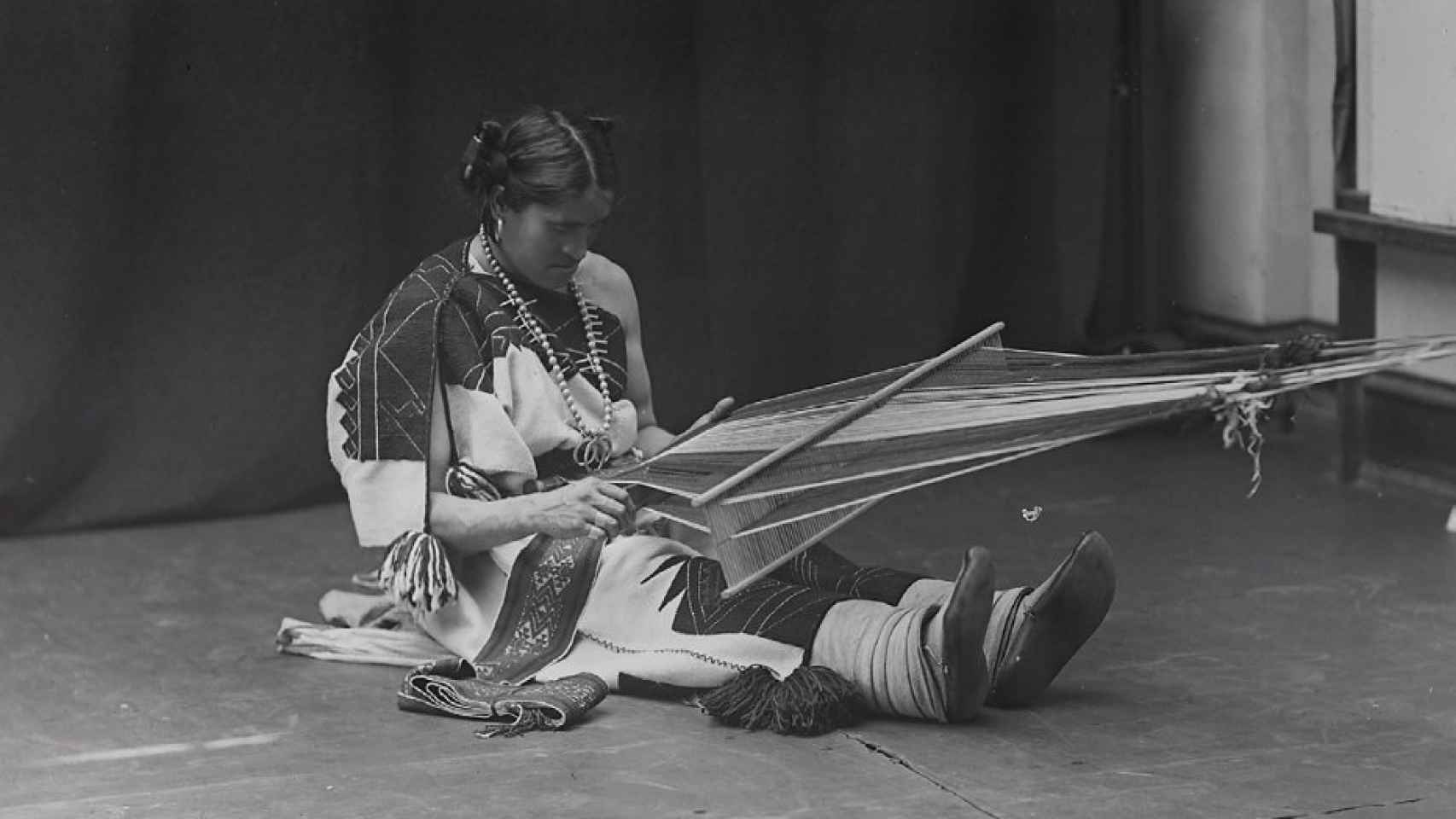 We-Wha, la indígena trans más conocida, tejiendo.