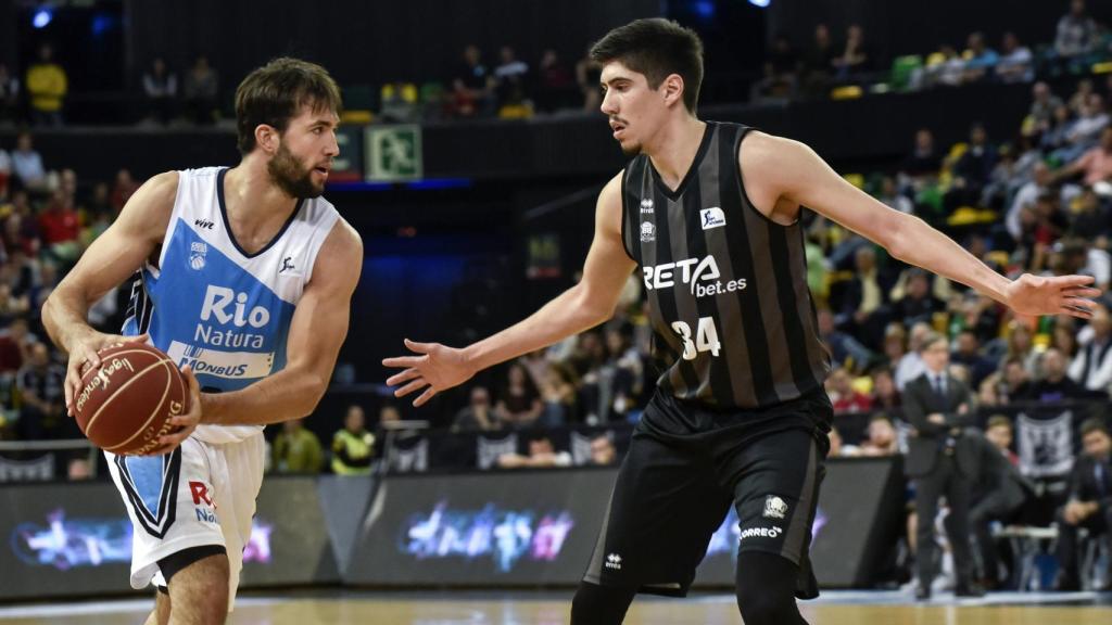 Nacho Llovet, a la izquierda, en un partido de esta temporada.