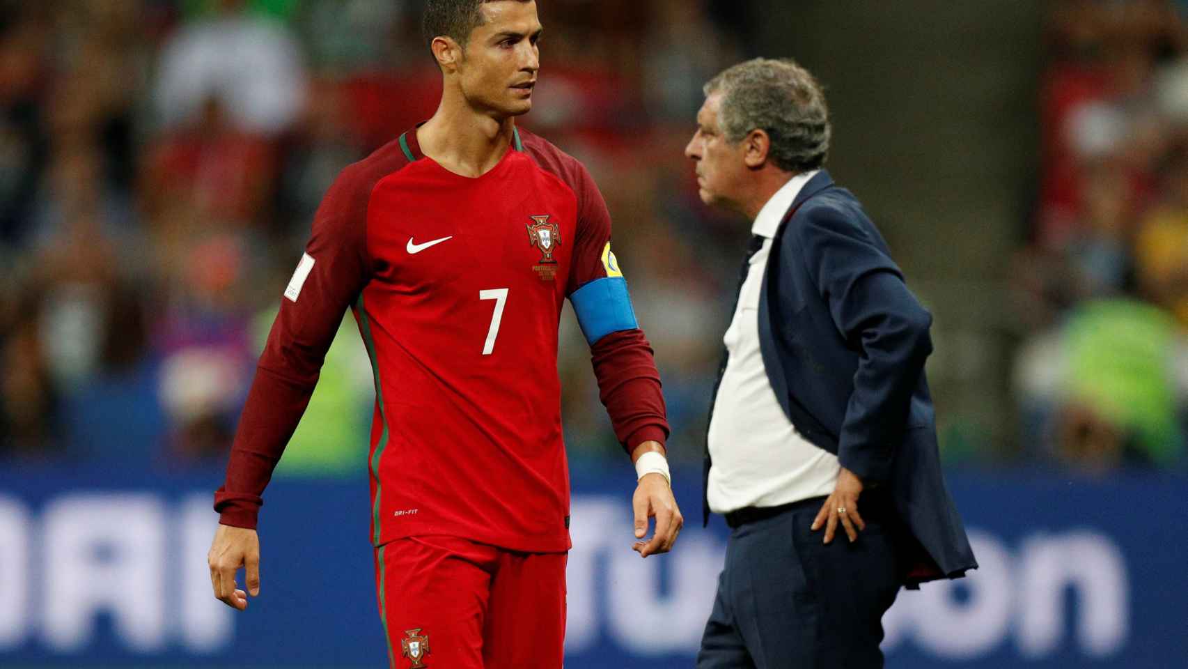 Cristiano, cabizbajo ante la presencia de Fernando Santos, seleccionador de Portugal.