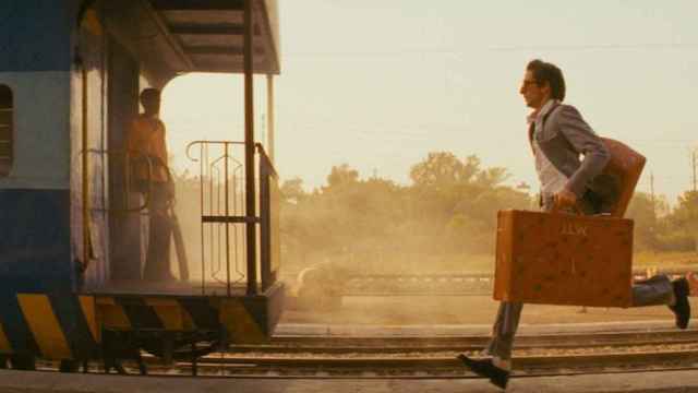Adrien Brody, en una escena de la película Viaje a Darjeeling (2007), comedia dirigida por Wes Anderson.