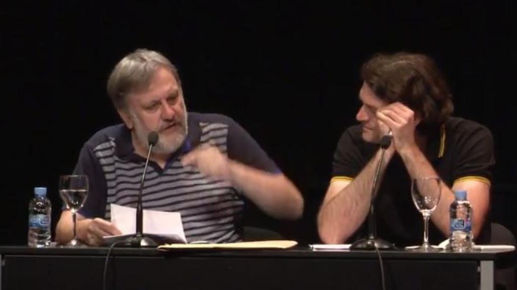 Slavoj Zizek durante su intervención en el Circulo, junto a su editor de Akal.