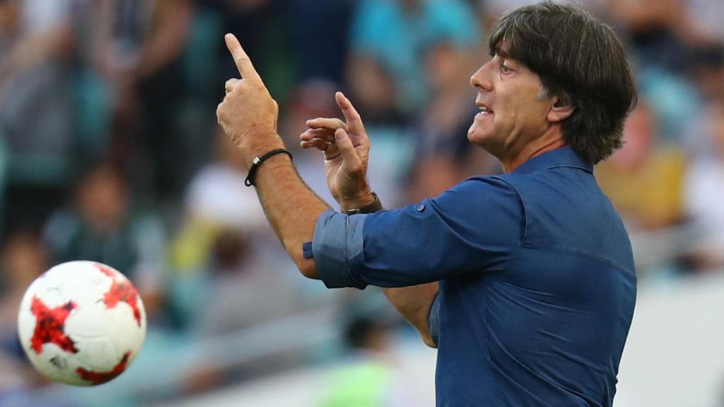 Joachim Löw da instrucciones.