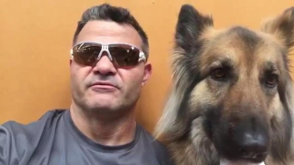 David Casinos junto a su perro.