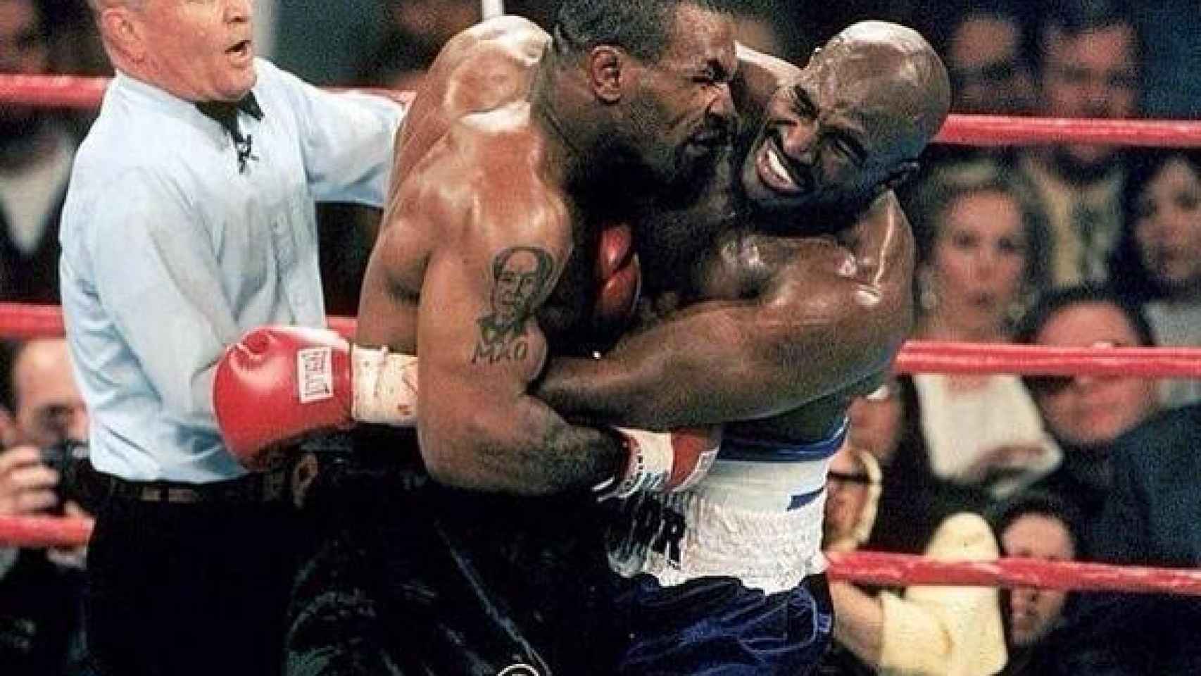 Tyson le muerde la oreja a Evander Holyfield en su mítica pelea