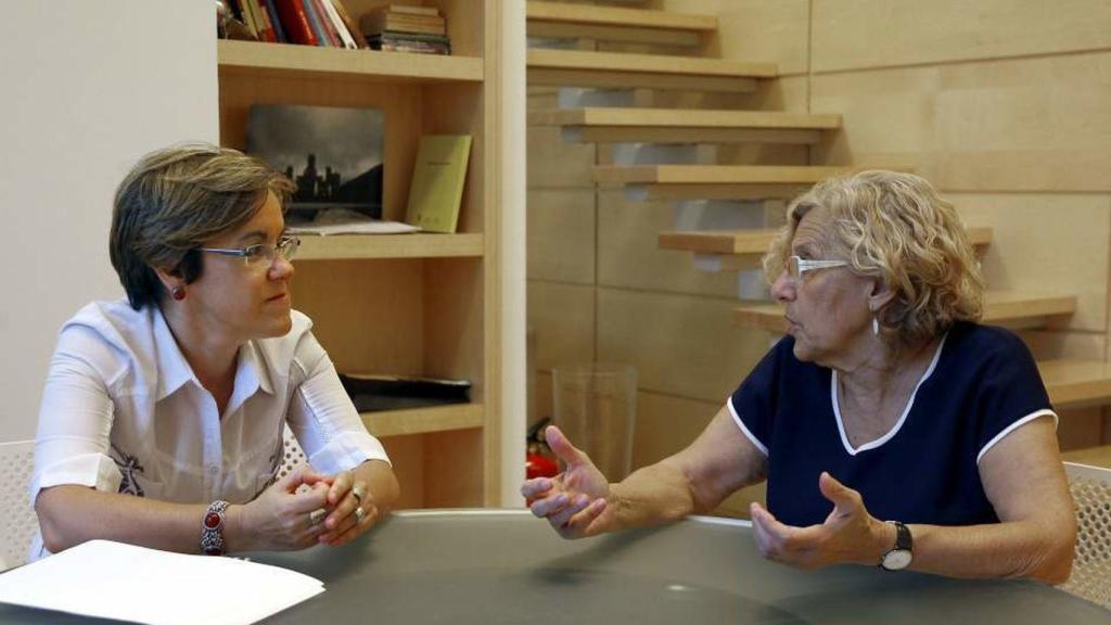 Carmena, reunida con la portavoz del PSOE en Madrid, Purificación Causapié.