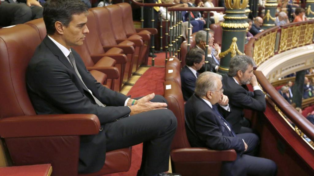 Pedro Sánchez en la tribuna de invitados del hemiciclo.