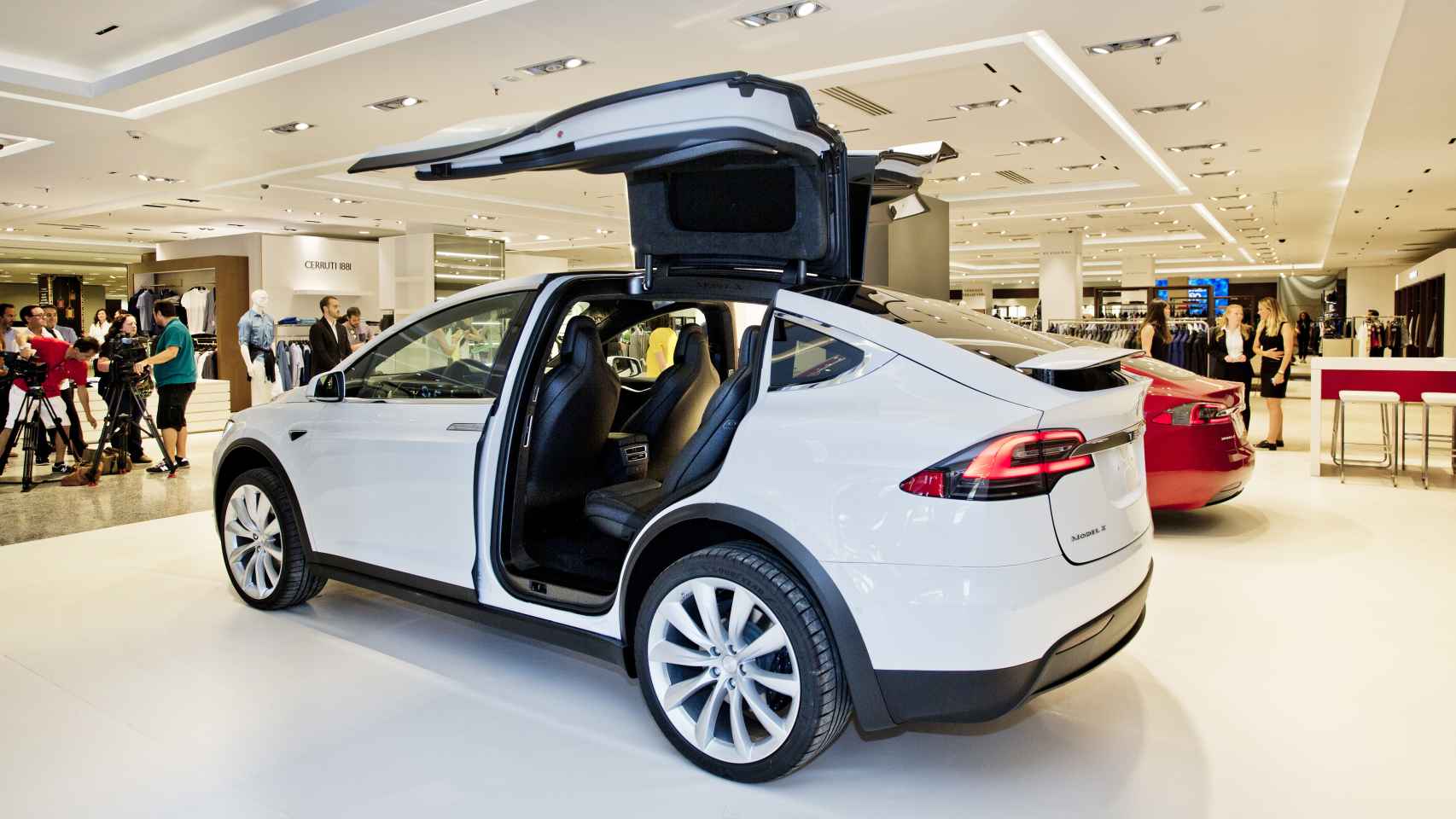 El Model X de Tesla en la 'pop up store' de El Corte Inglés de Marbella.