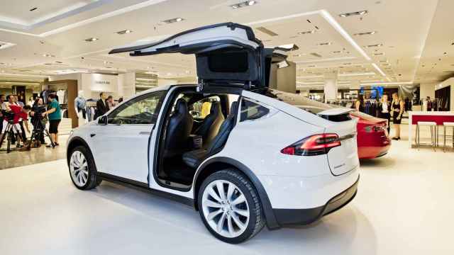 El Model X de Tesla en la 'pop up store' de El Corte Inglés de Marbella.
