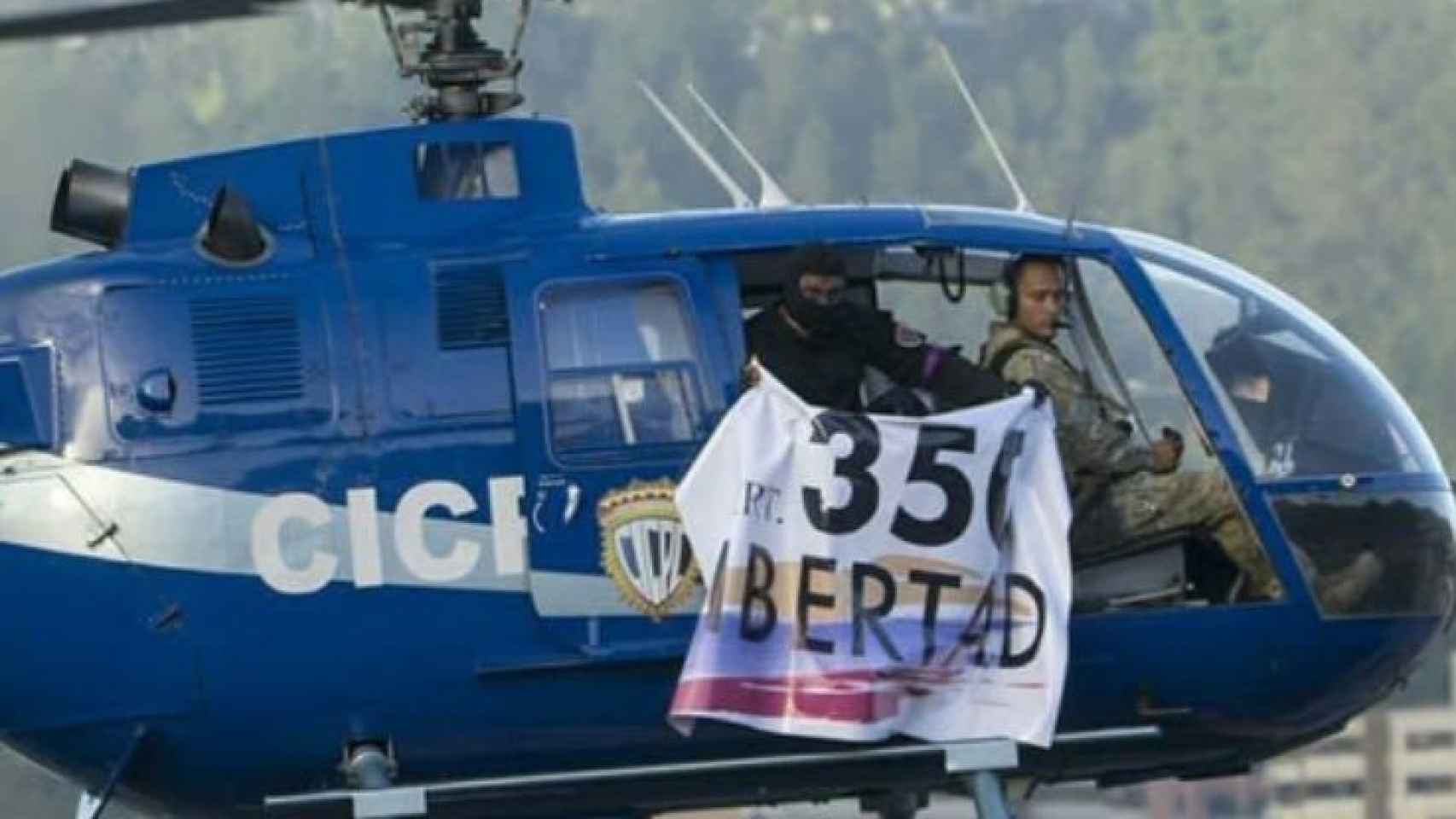 El helicóptero pilotado por Óscar Pérez, con la pancarta en la que se lee 350 libertad.