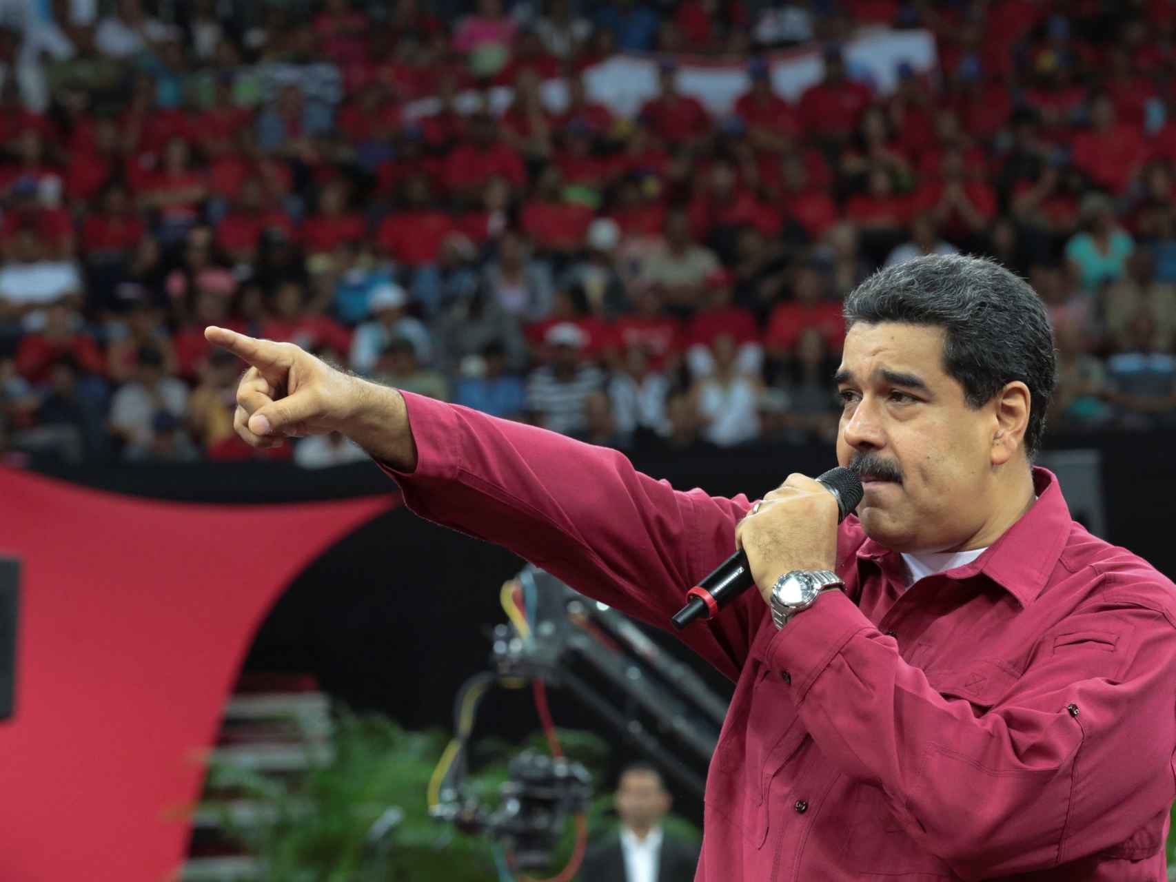 Nicolás Maduro habla durante un mitín