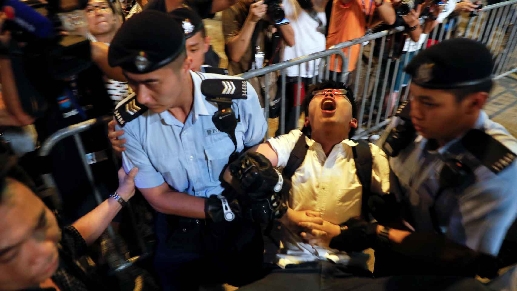 Joshua Wong en el momento de su detención
