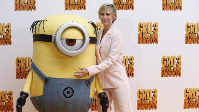 Kristen Wiig con un minion en Madrid.