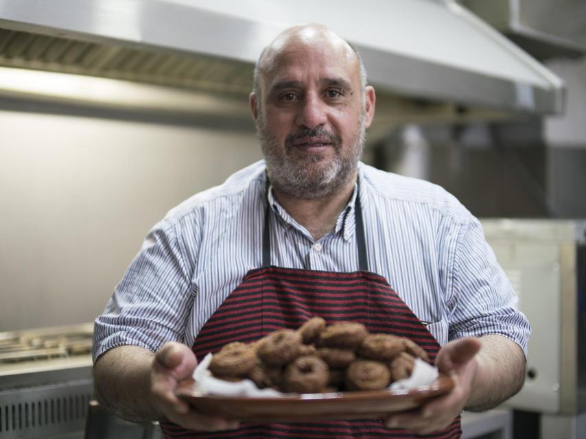 Labib muestra a la cámara un plato de falafel.