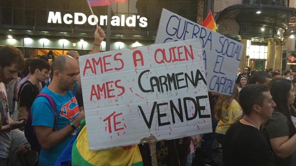 Una pancarta contra Carmena en la manifestación.