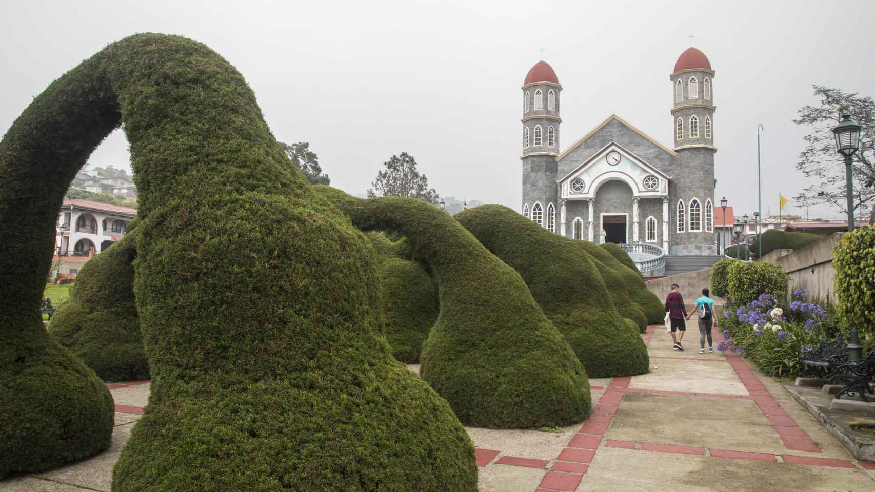 El curioso topiario de cipreses junto a la iglesia de San Rafael Arcángel es el mayor atractivo turísico de Zarzero.