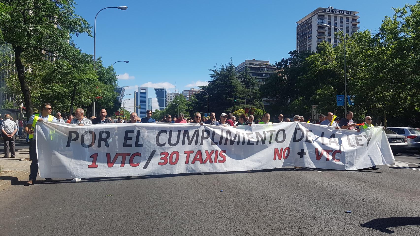 Pancarta que encabezaba la manifestación de taxistas madrileños del 29 de junio