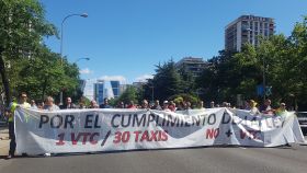 Pancarta que encabezaba la manifestación de taxistas madrileños del 29 de junio