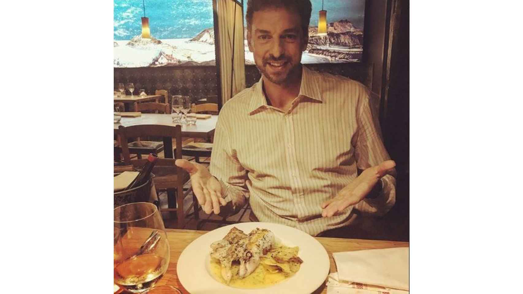 Pau Gasol disfrutando de uno de los platos de Mugaritz.