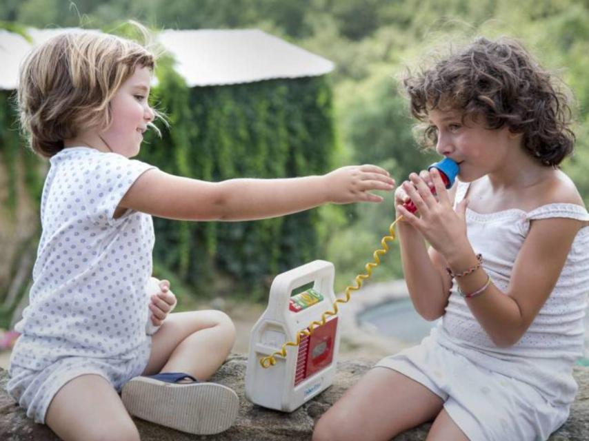 Fotograma de la película. Frida jugando con su prima