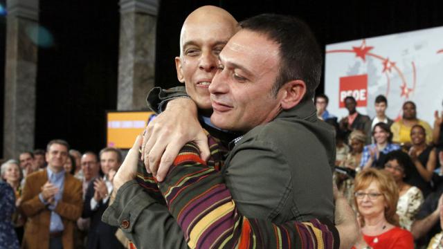 Pedro Zerolo abraza a su marido tras recibir el premio Carmen Cerdeira a los Derechos Civiles, 2014.