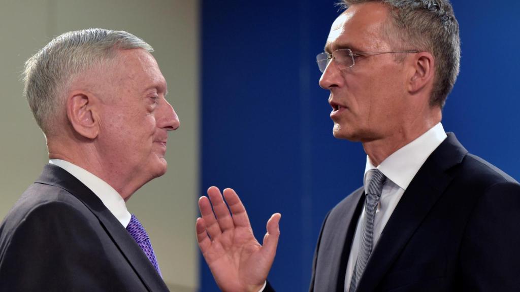 Stoltenberg conversa con el secretario de Defensa de EEUU, James Mattis